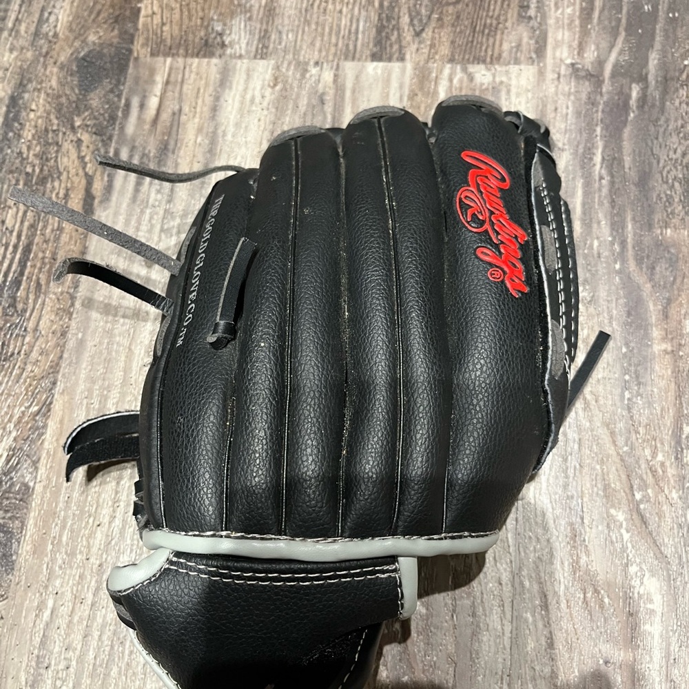 Youth Rawlings Black Baseball Glove